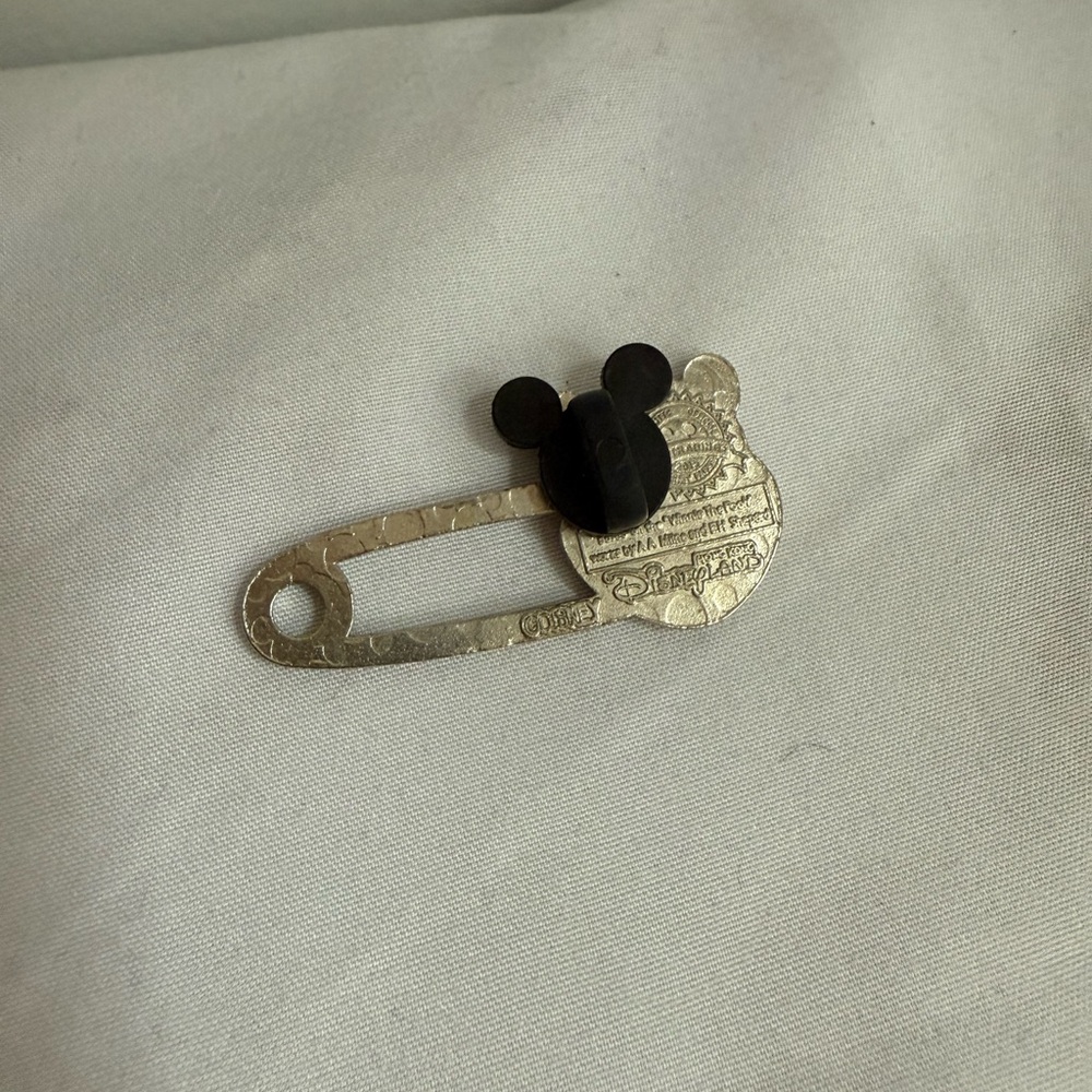 Pooh Safety Pin Character Collection Individual - Picture 2 of 6